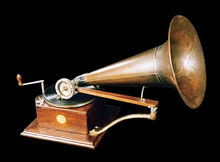 Gramofon s malom bakrenom trubom