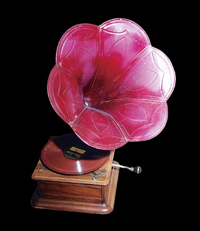 Stolni gramofon s trubom