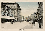 Mathias Weiss u svom dućanu na riječkom Korzu imao je najbogatiji izbor rublja i odjeće za sve prigode, najmodernijih krojeva, razglednica, oko 1910.