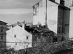 Pogled s gimnazijskih stuba na oštećenu kuću od bombardiranja kod Piramide. Kuća je poslije potpuno srušena, a na njezinu je mjestu podignuta zgrada s pet katova. Preko puta se nalazi Ružićeva kuća.